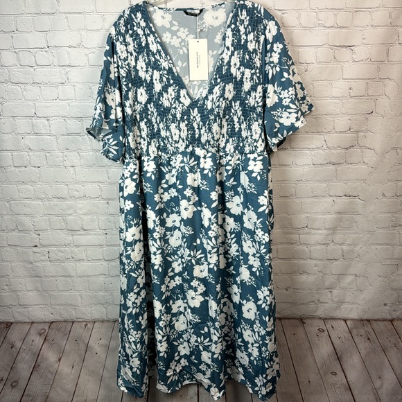 2X 4X BloomChic Blue & White Floral V Neck Smocked Ruffle Sleeve Dress Plus Size - Picture 2 of 6